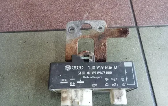 Skoda Fabia Mk1 (6Y) Coolant fan relay 1J0919506M