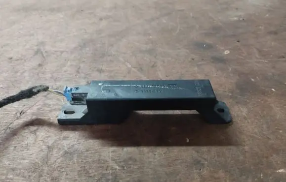 Chrysler Town & Country V Aerial antenna amplifier 68072019AA