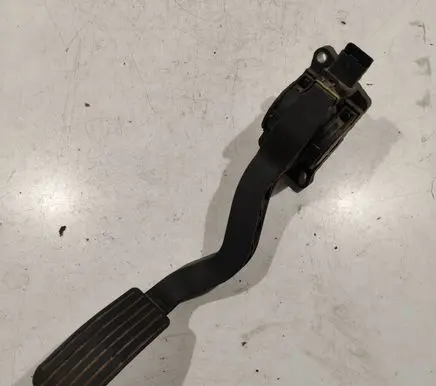 Accelerator throttle pedal