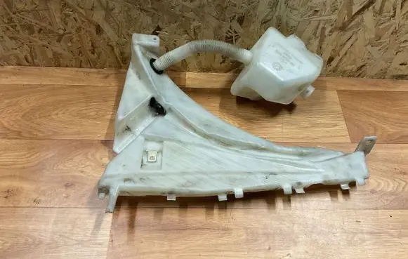 Volvo V50 Windshield washer fluid reservoir/tank 4N5113K163 30657122 30657121