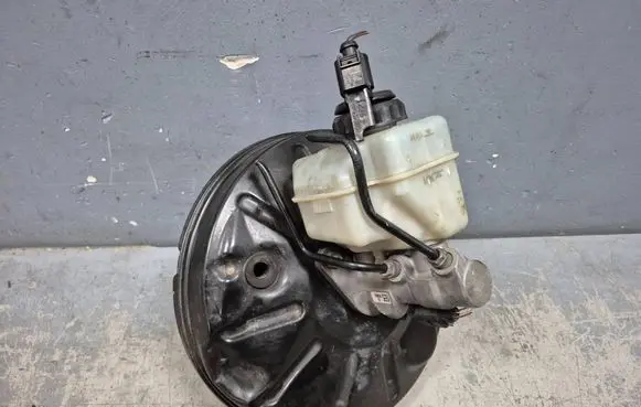 Volkswagen PASSAT B7 Brake booster 3C1614105AP