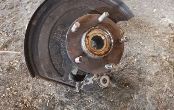 Nissan Leaf I (ZE0) Front wheel hub