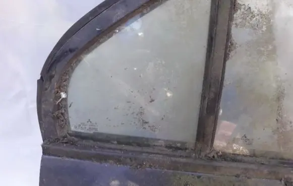 Rear vent window glass