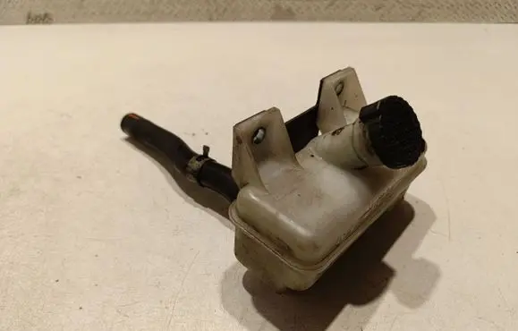 Nissan NV200 Brake fluid reservoir 
