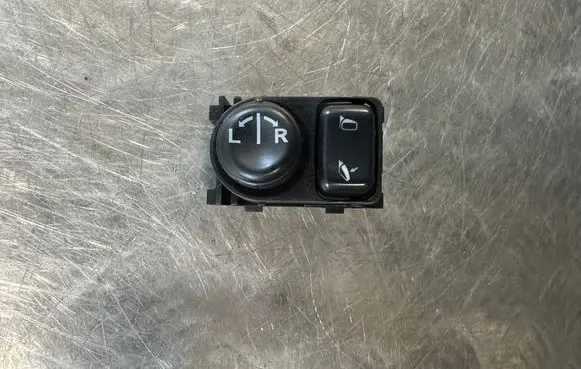 Nissan Qashqai Wing mirror switch