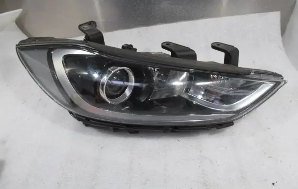 Hyundai Elantra VI Headlight/headlamp 92102F2
