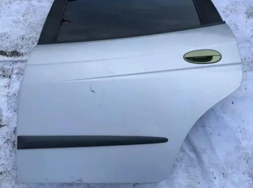 Chevrolet Tacuma Rear door sidabrines
