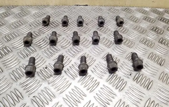 Volkswagen PASSAT B7 Nuts/bolts 