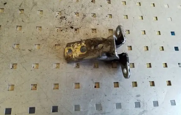 Mitsubishi L200 Front door lower hinge 