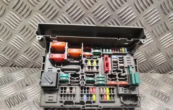BMW 3 E90 E91 Fuse module 9119444