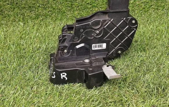 Ford Focus Rear door lock 4M5AR26412EE