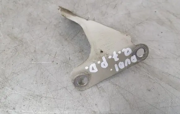 Audi Q7 4L Fender mounting bracket 4L0821136