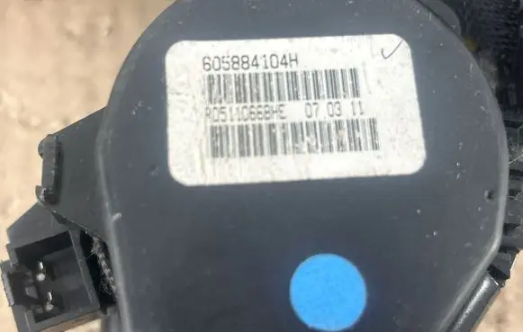 Nissan Leaf I (ZE0) Front seatbelt 605031400A 605884104H TA2066110827