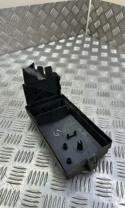 Volkswagen PASSAT B8 Fuse box cover 5Q0927165D