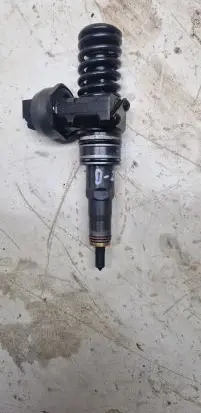 Volkswagen PASSAT B6 Fuel injector 037130073AG
