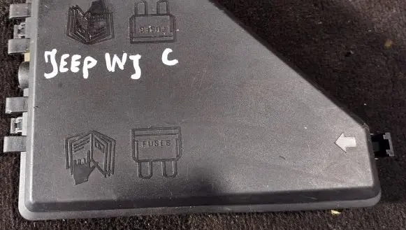 Jeep Grand Cherokee (WJ) Fuse box cover 68376