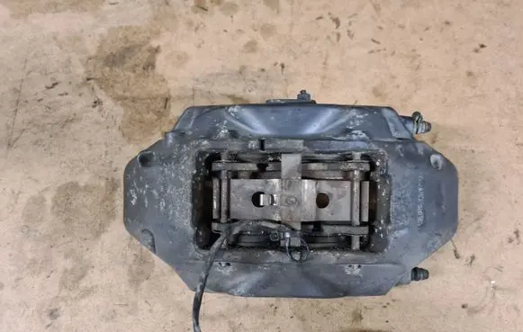 Volkswagen Touareg I Front brake caliper 209236051A