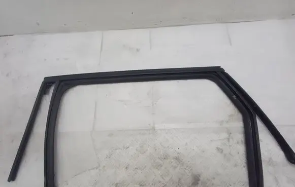 Peugeot 5008 II Rubber seal rear door window/glass 981366028A