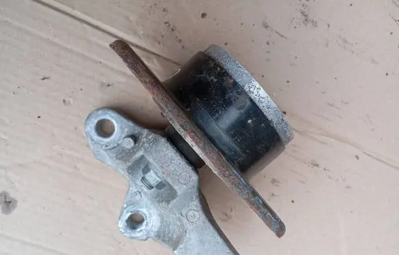 Mitsubishi Colt CZ3 Engine mount vacuum valve