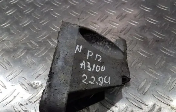 Engine mounting bracket