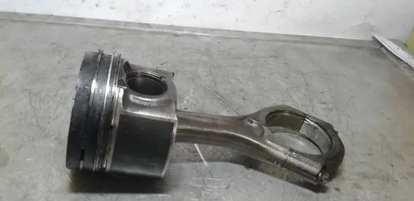 Subaru Outback Piston with connecting rod