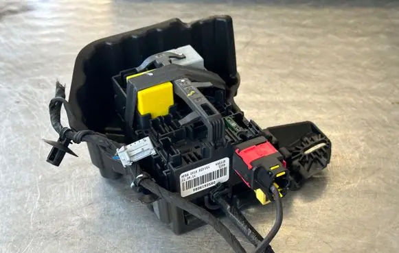 Peugeot 208 Fuse module 9806192580