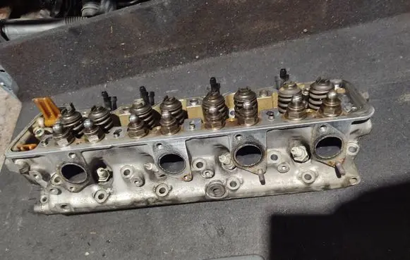 Mercedes-Benz S W126 Engine head 1170164001 R1170164001