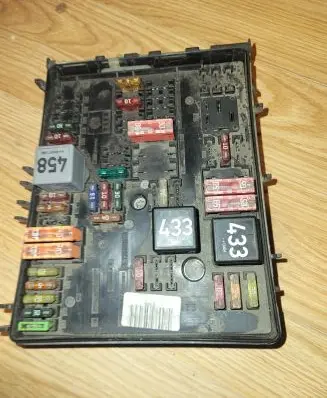 Audi A3 S3 8P Fuse module 1K0937124H