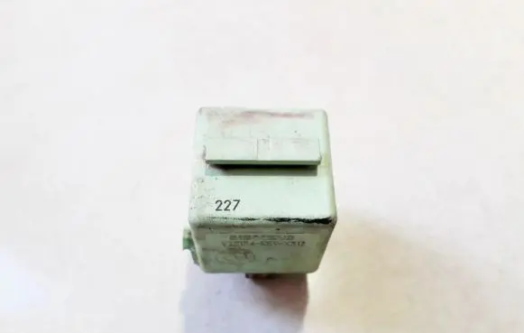 BMW 5 E39 Other relay 61368373700 v23134-k59-x312