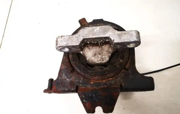 Chrysler Voyager Engine mount bracket