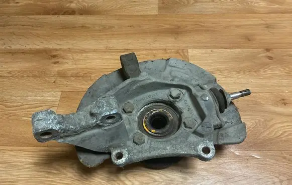 Front wheel hub spindle knuckle