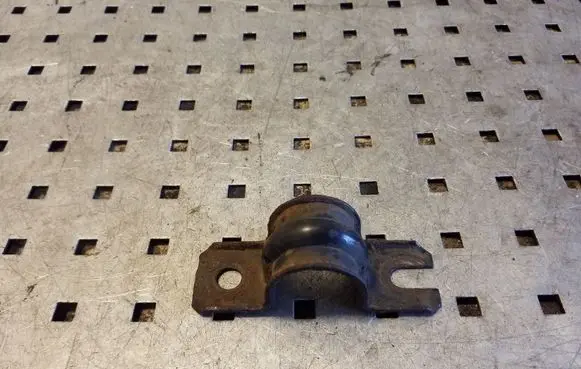 Nissan X-Trail T30 Sway bar bush bracket, rear 