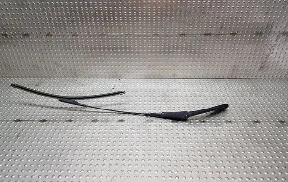 BMW 1 F20 F21 Front wiper blade arm S26370437 7239520
