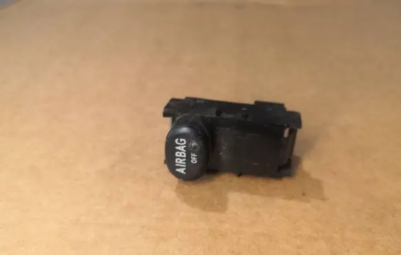 Passenger airbag on/off switch