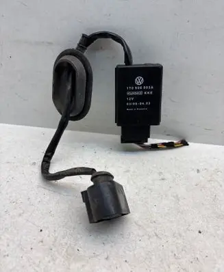 Volkswagen Touran I Fuel pump relay 1T0906093A