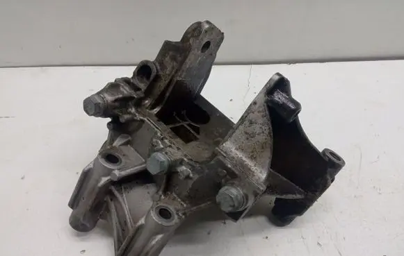 Volkswagen Transporter - Caravelle T5 Engine mounting bracket 070199343B