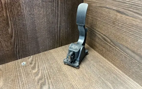 Mercedes-Benz Sprinter W906 Accelerator throttle pedal 9063000304 0280755025