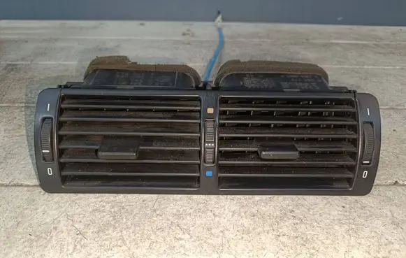 BMW 5 E39 Dash center air vent grill 8391179