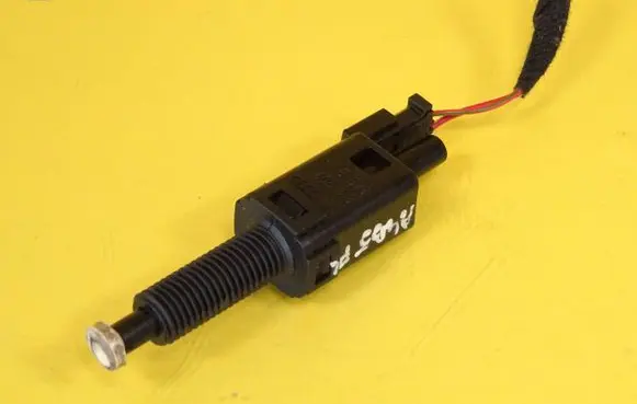 Audi A4 S4 B5 8D Brake pedal sensor switch 811907343B