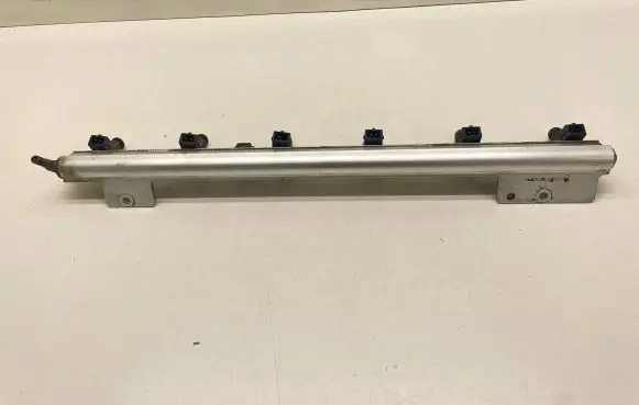 Volvo XC90 Fuel distributor 8658593