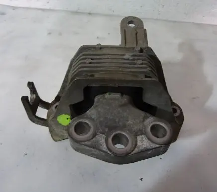 Engine mount vacuum valve
