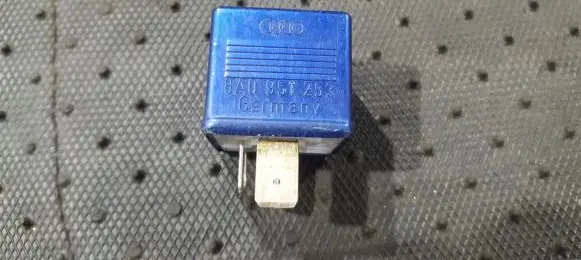 Volkswagen PASSAT B5.5 Other relay 8A0951253 899587