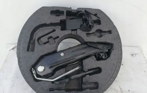 Volkswagen Golf VI Tool set 