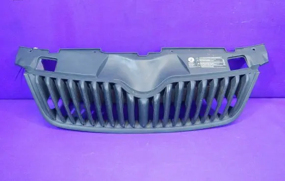 Skoda Praktik (5J8) Front bumper upper radiator grill 5J0853668B