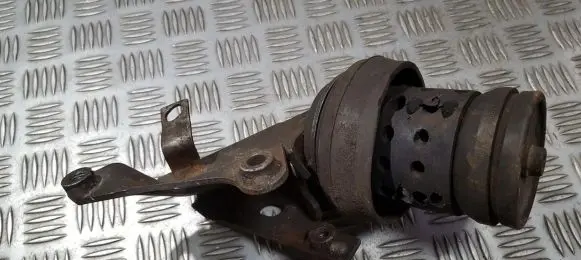 Volkswagen Golf III Engine mount bracket 1h0199625