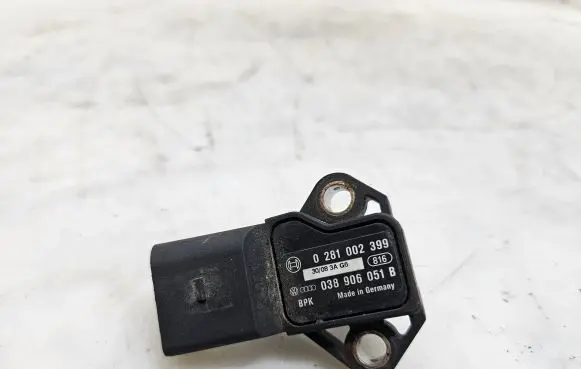 Volkswagen Golf Plus Airbag deployment crash/impact sensor 038906051B
