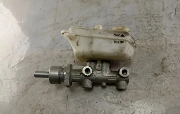 Volkswagen Fox Master brake cylinder 0204221082 068810A