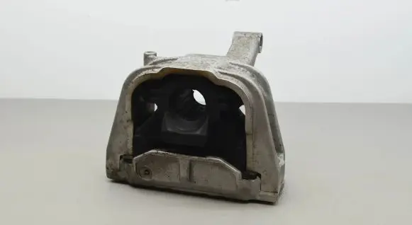 Volkswagen Tiguan Engine mount bracket 5N0199262D