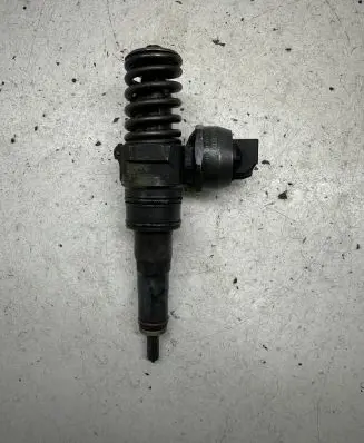 Volkswagen Golf V Fuel injector 038130073AG 0414720215