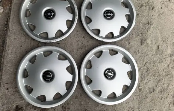 Opel Omega A R15 wheel hub/cap/trim 90445778